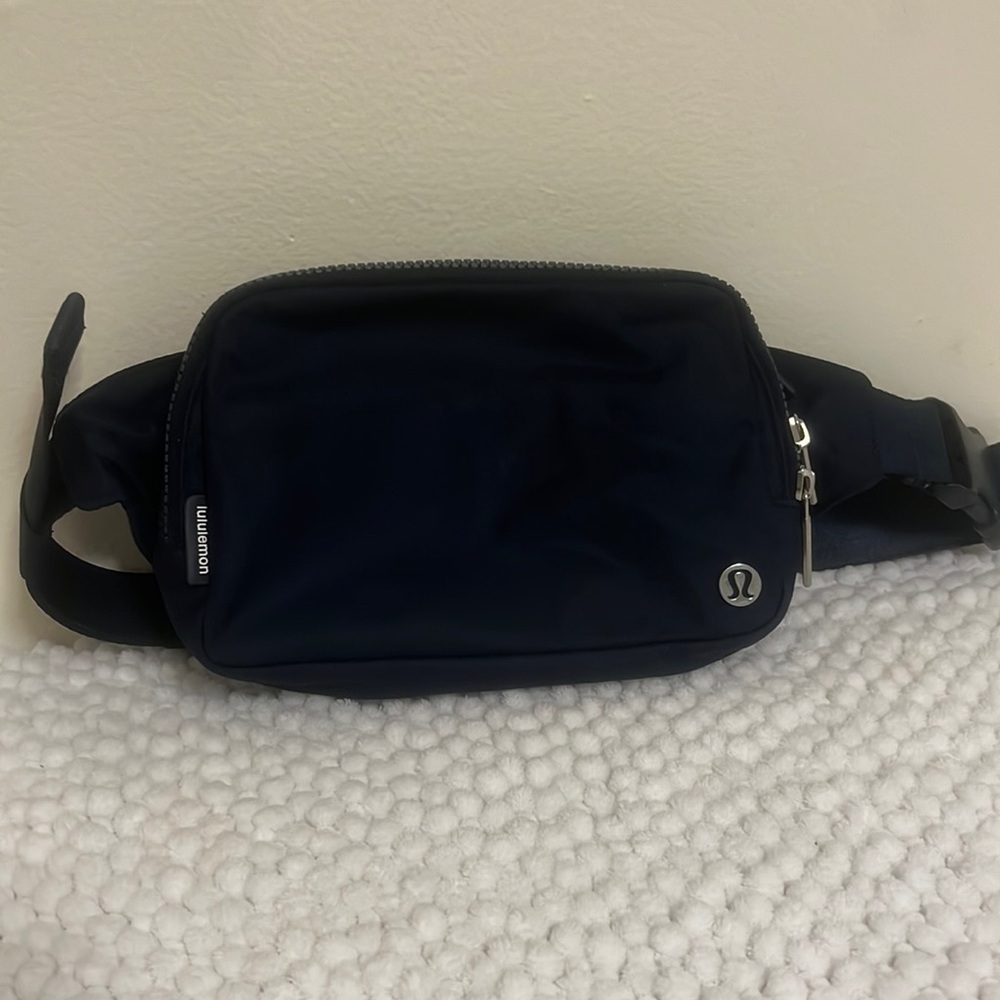 LULU LEMON CROSS BODY BAG